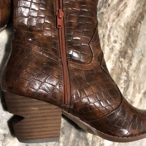 Cowboy Snakeskin Boots (7.5)
